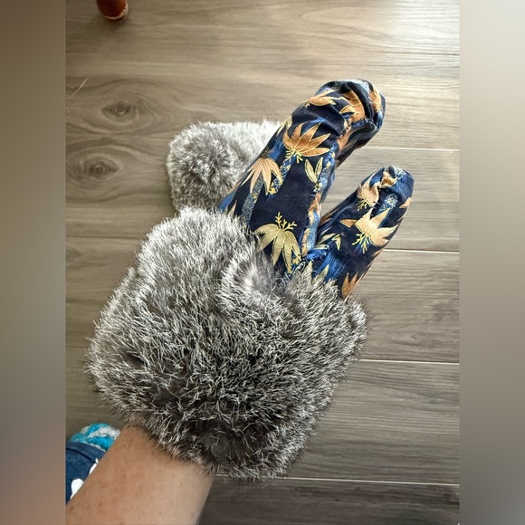 Handmade Mittens from Nunavut - Picture 3 of 4